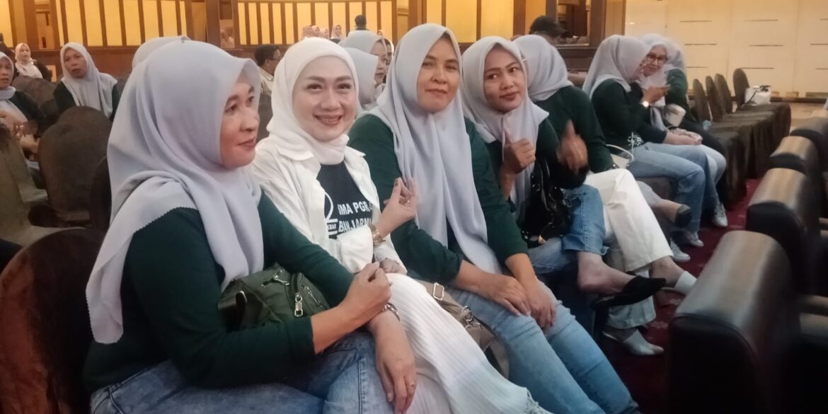 Tampak Siska Defina (Nomor Dua Dari Kiri) Menghadiri Reuni Akbar ke-2 SMA PGRI 4 Banjarmasin (foto:istimewa)