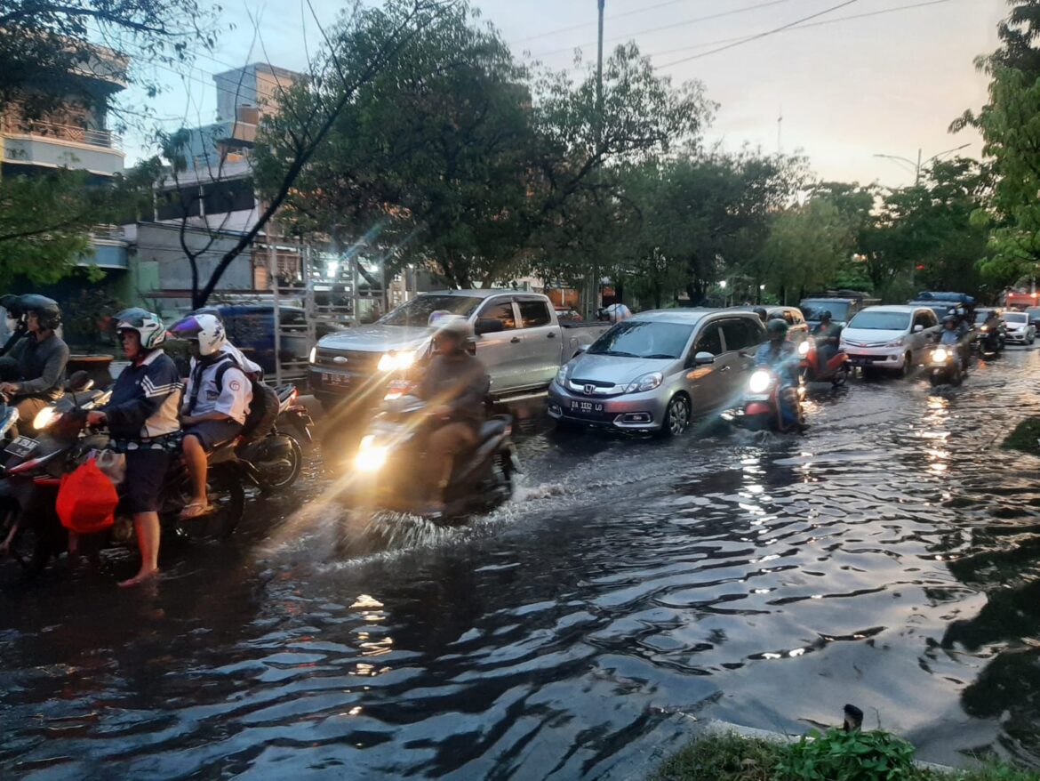 Genangan air hujan di Jalan Brigjen Hasan Basri.