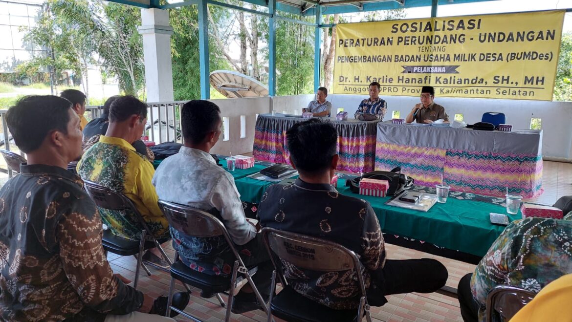 Anggota Komisi II DPRD Provinsi Kalsel Dr H Karlie Hanafi Kalianda, SH MH saat menyampaikan materi Sosialisasi tentang Badan Usaha Milik Desa (BUMDes) di Kecamatan Cerbon, Kabupaten Batola, Jumat (22/12/2023).(foto : ist)