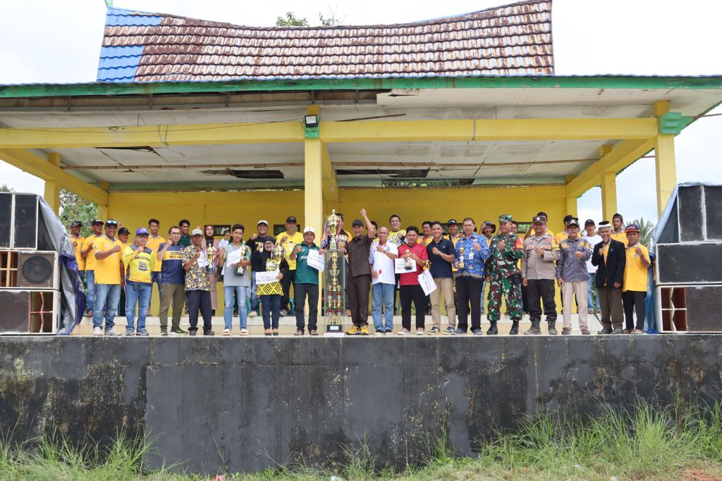 Usai penyerahan piala dan hadiah dilanjutkan foto bersama para juara Turnamen Sepak Bola Paman Birin Cup ke II Tahun 2023 di Kabupaten Kotabaru.(foto : ist) 