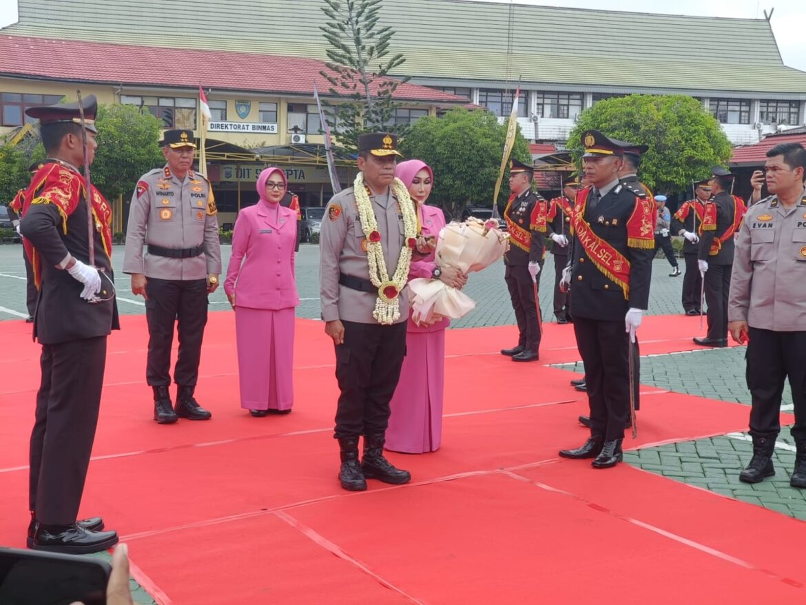 Irjen Pol Andi Rian Djayadi beserta istri usai upacara penyerahan pataka dilepas Kapolda Kalsel Irjen Pol Winarto SH MH dan istri serta seluruh jajaran Polda Kalsel (foto mercy)