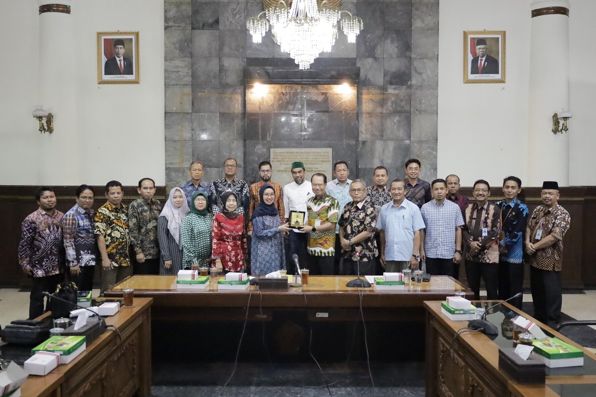 Usai sharing dalam rangka studi komparasi dilanjutkan penyerahan plakat kepada Sekretaris DPRD Provinsi DIY oleh rombongan Banggar dan Banmus DPRD Provinsi Kalsel.(foto : humasdprdkalsel)