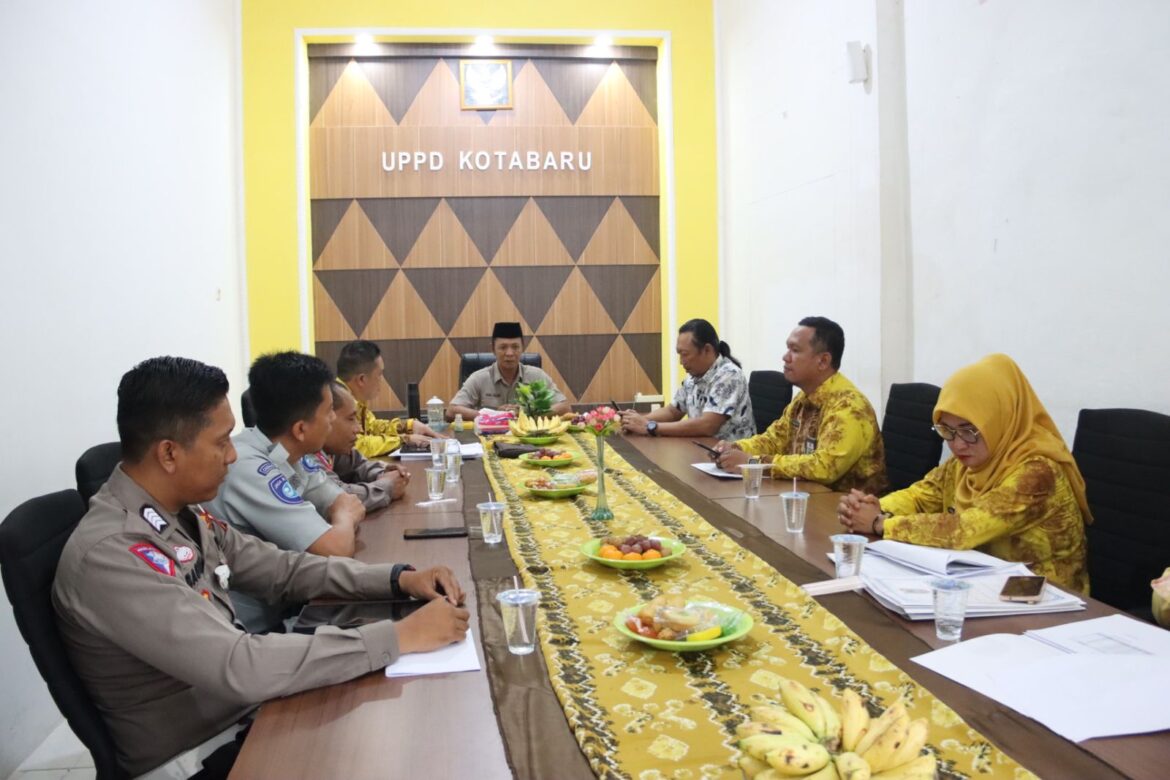 Wakil Ketua Komisi II DPRD Provinsi Kalsel Muhammad Yani Helmi pimpin diskusi capaian wajib pajak di UPPD Samsat Kotabaru.(foto : ist)