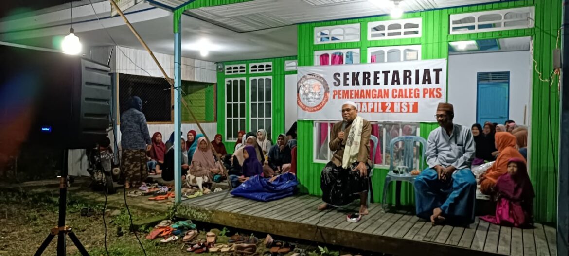 Warga masyarakat yang berhadir di acara diduga berkedok ceramah agama yang digelar salah satu caleg.(foto : yufanata/brt)