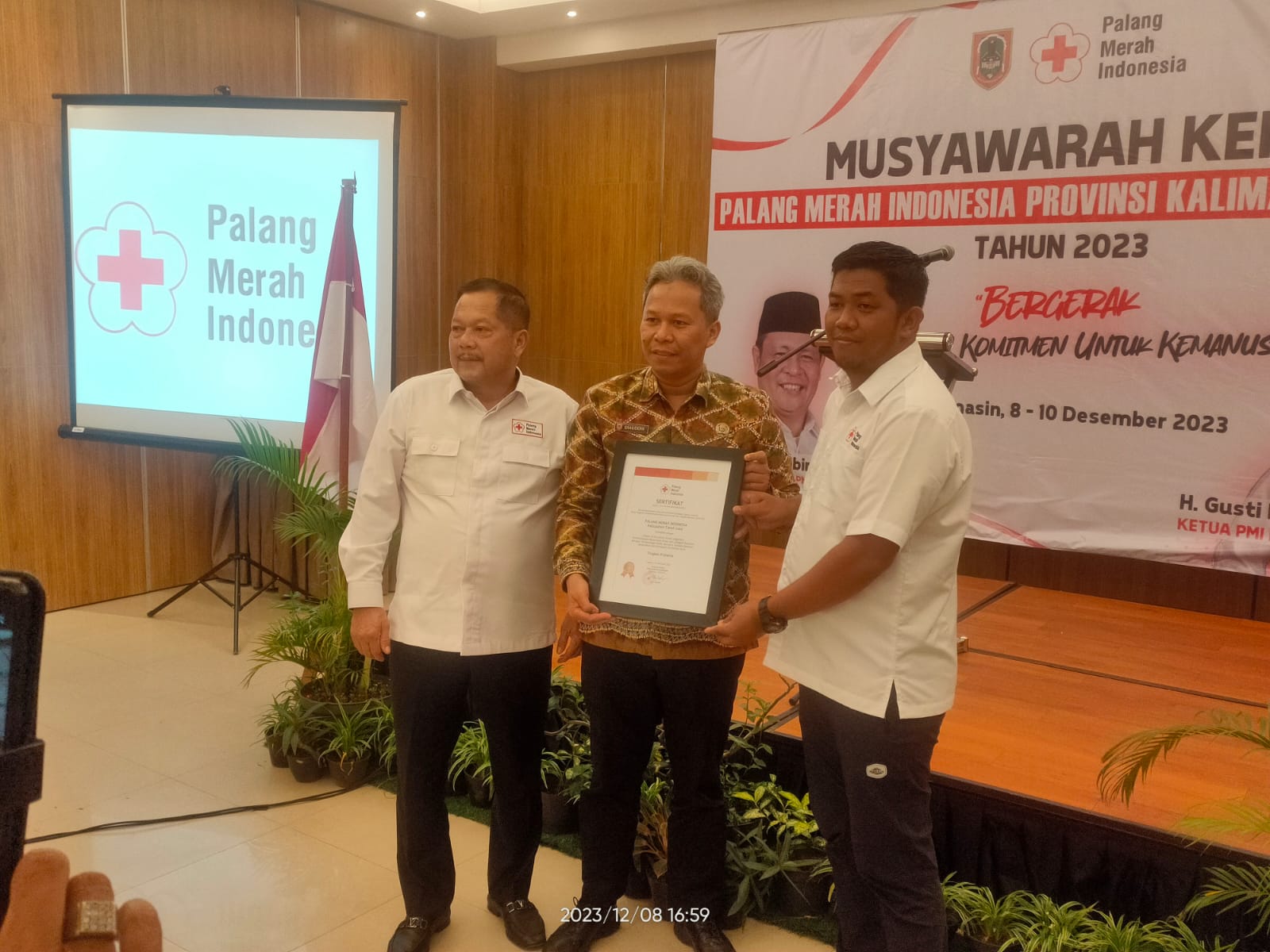 Kepala Dinas Kesehatan Kalsel Diaduddin didampingi Ketua PMI Kalsel Gusti Iskandar Sukma Alamsyah menyerahkan sertifikat kepada perwakilan PMI Kabupaten Tala sebagai Pusat Unggulan Pemberdayaan Masyarakat Aman dan Tangguh Bencana.(foto : sophan/brt)