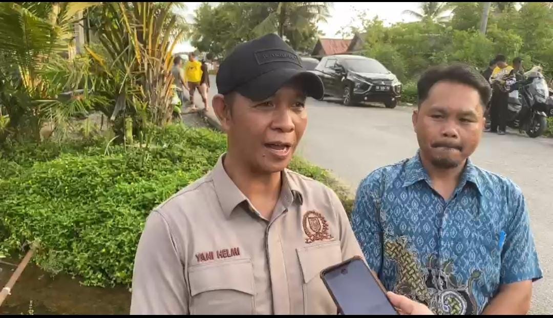 Wakil Ketua Komisi II DPRD Provinsi Kalsel Muhammad Yani Helmi saat meninjau lokasi ruas jalan tersebut.(foto : ist)
