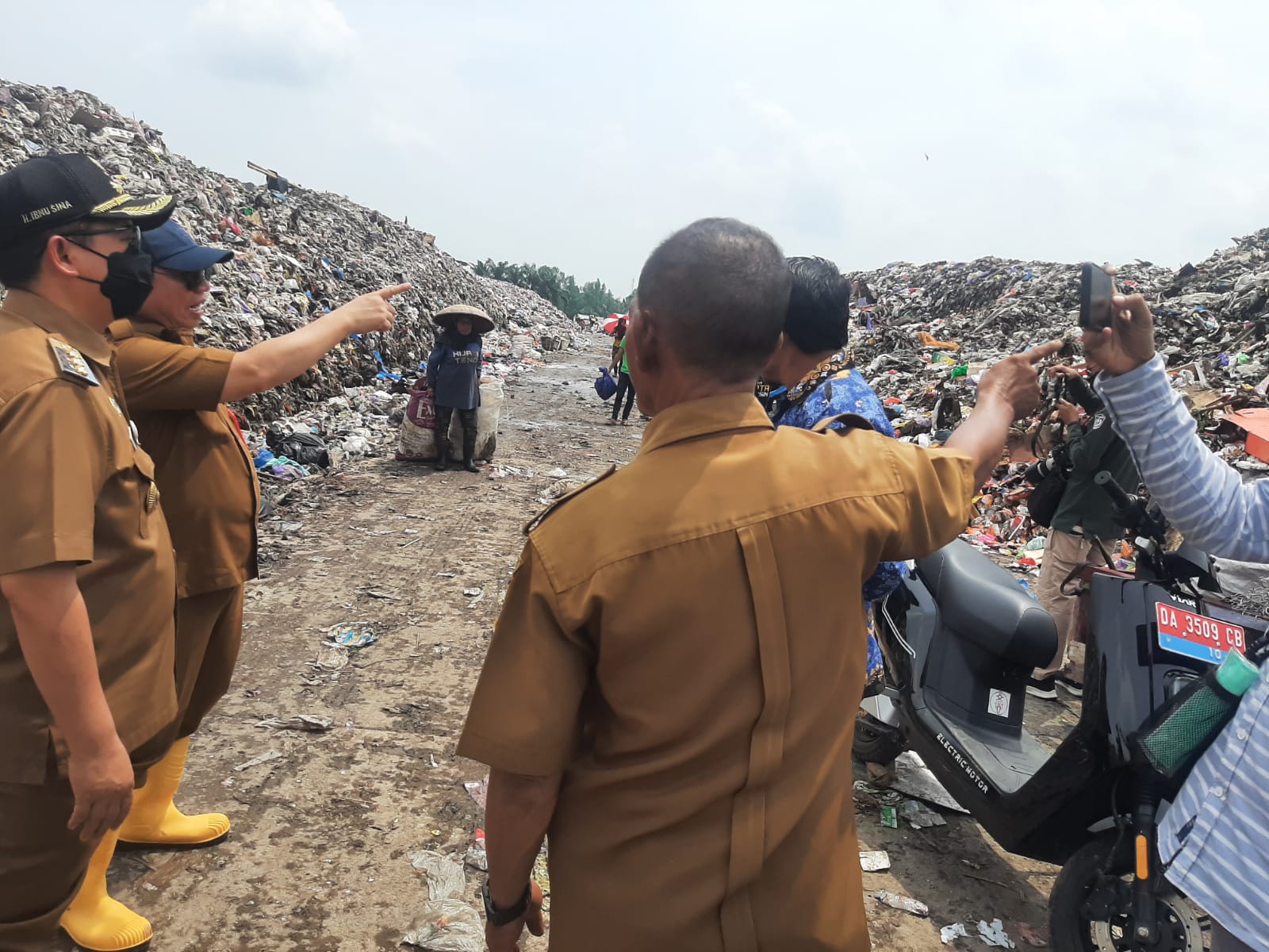 Sampah yang menumpuk ini penghasil gas metan di Lokasi TPA Basirih.