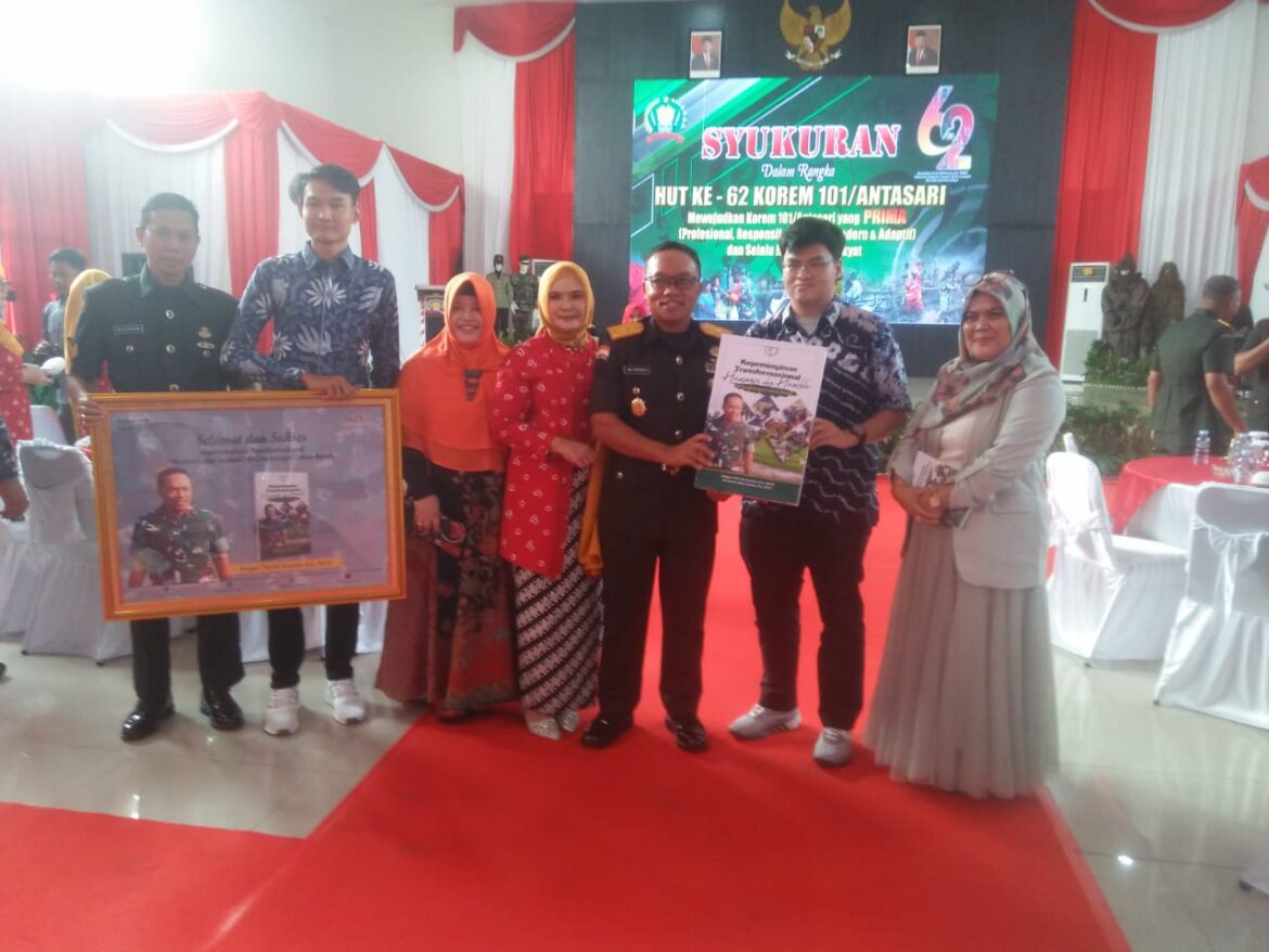 HUT KOREM - Dalam peringatan HUT ke-62 Korem 101 Antasari ini, Danremn meluncurkan buku karya Brigjen TNI Inf Ari Aryanto dan Hastin Umi Anisah, berjudul Kepemimpinan Transformasional, Humanis dan Humble di Lingkungan Lahan Basah, Rabu (20/12/2023). (foto:sum/brt)