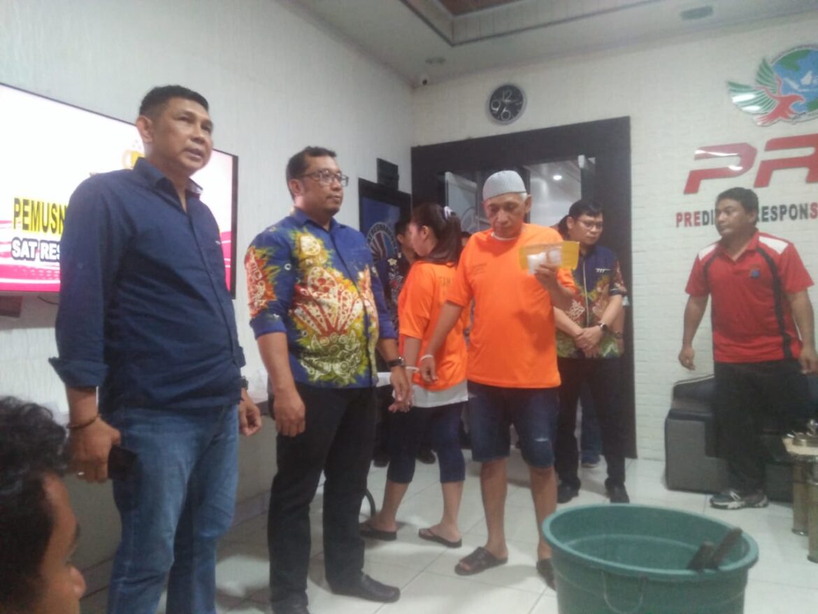 MUSNAHKAN NARKOBA - Salah satu mahasiswa dari LBH ULM saat memusnahkan Sabu-sabu milik tersangka yang didampingi Kasat Narkoba Polresta Banjarmasin Kompol Mars Suryo Kartiko (kanan), Jumat (1/12/2023) pagi. (foto:sum)