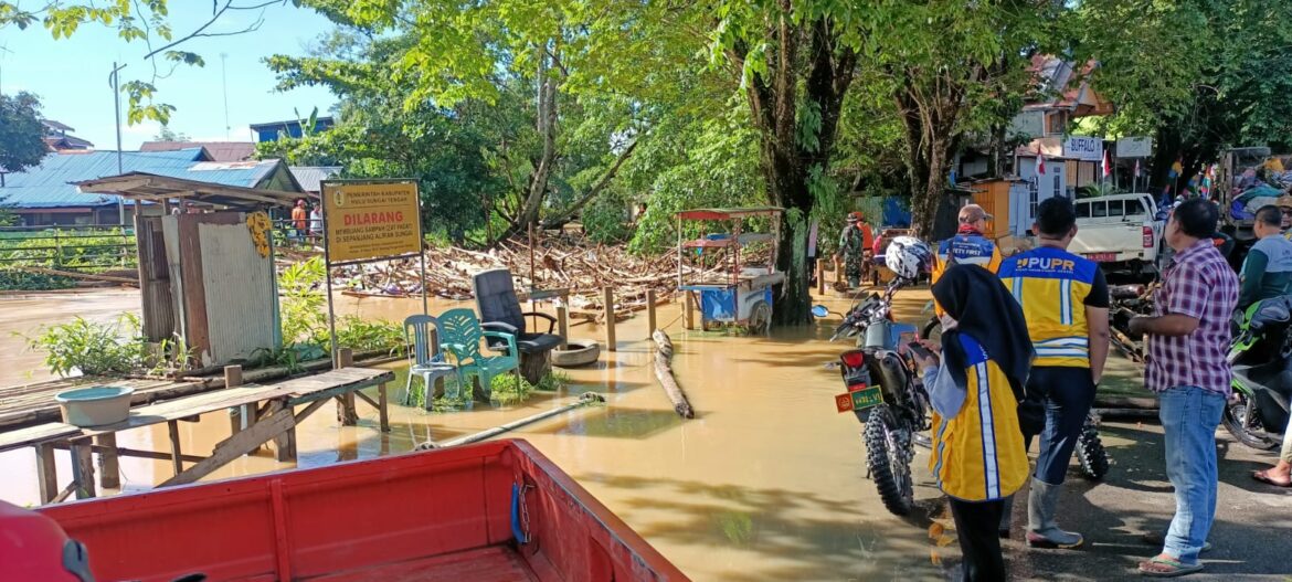 Pembersihan sungai Barabai kota di jalan simpang tiga ulama, Kecamatan Barabai, Kabupaten HST.(foto : yufanata/brt)
