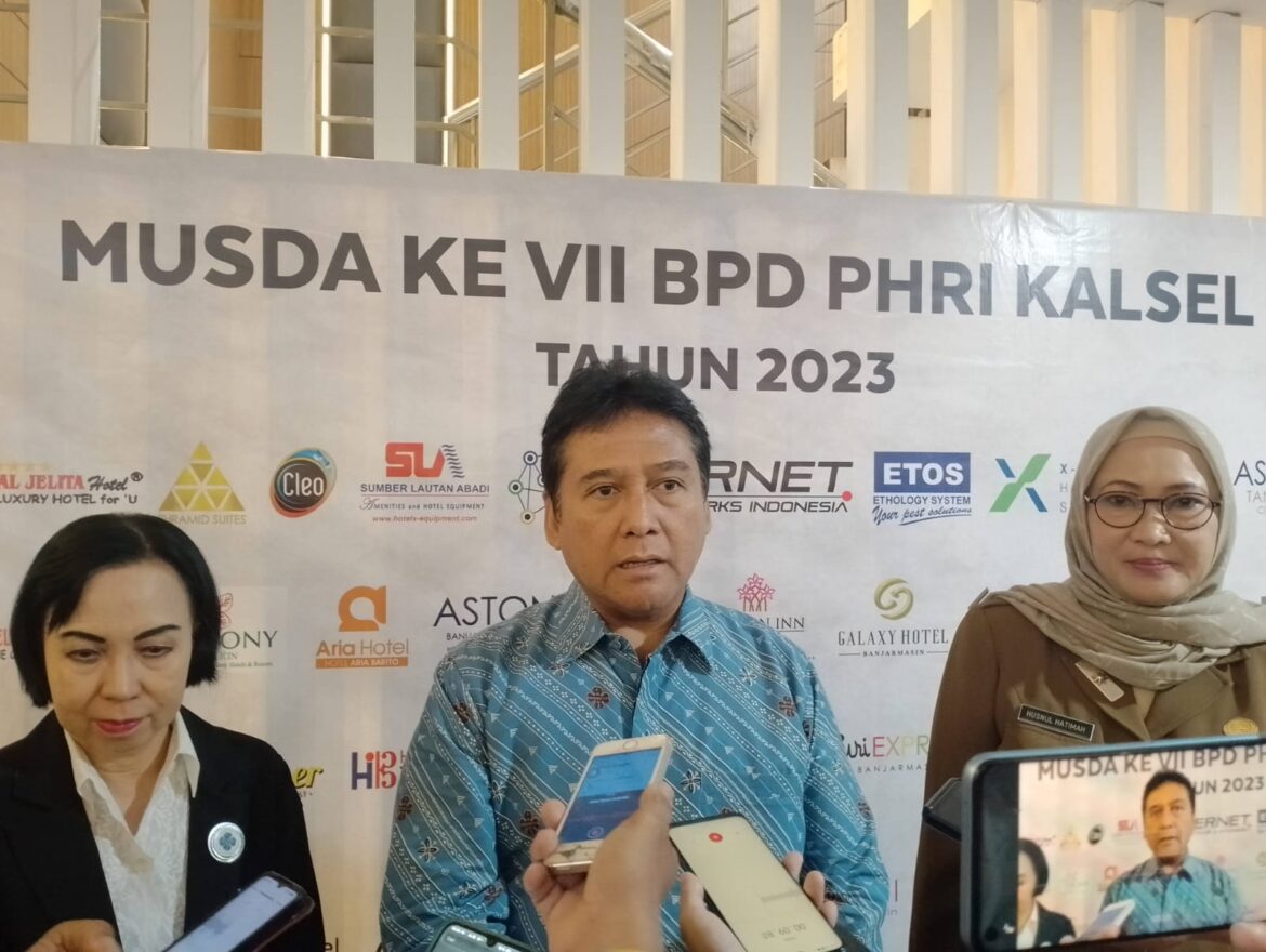 Ketua Umum DPP Perhimpunan Hotel dan Restoran Indonesia (PHRI) Haryadi Sukamdana bersama Ketua DPD PHRI Kalsel, dr Hj Rosally Gunawan (kiri) dan Staf Ahli Gubernur Bidang Kemasyarakatan dan SDM Hj Husnul khatimah di sela-sela Musyawarah Daerah ke VII DPD PHRI Kalsel, Selasa (19/12/2023). (foto Salman/brt)