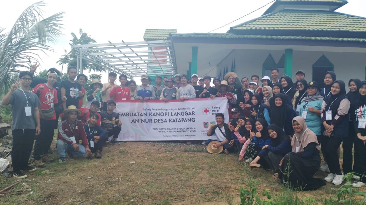 Sejumlah relawan PMI Provinsi Kalsel yang tengah mengikuti kegiatan Temu Karya Relawan (TKR) II di Kabupaten Tala sempat foto bersama disela bakti sosial pembuatan kanopi Langgar Annur di Desa Ketapang Kecamatan Bajuin Kabupaten Tala.(foto : ist)