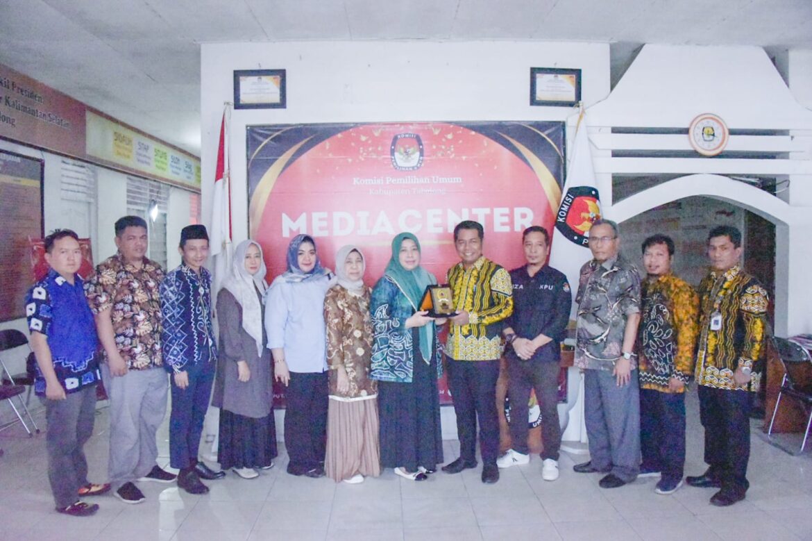 Wakil Ketua Komisi I DPRD Provinsi Kalsel Siti Noortita Ayu Febria Roosani bersama rombongan serahkan plakat disela monitoring ke KPU Kabupaten Tabalong.(foto : humasdprdkalsel)