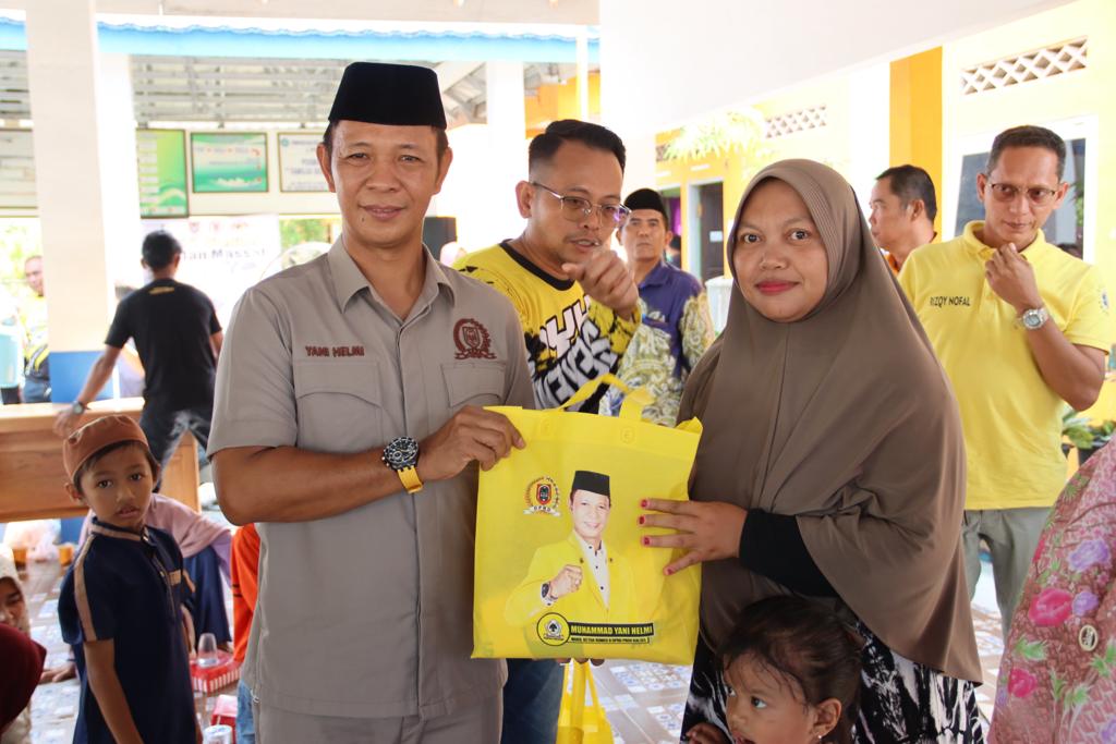 Diakhir kegiatan Sosialisasi Perda Provinsi Kalsel Nomor 01 Tahun 2021 tentang Penyelenggaraan Kesehatan, Wakil Ketua Komisi II DPRD Provinsi Kalsel Muhammad Yani Helmi secara simbolis menyerahkan bingkisan kepada peserta yang hadir.(foto : ist)