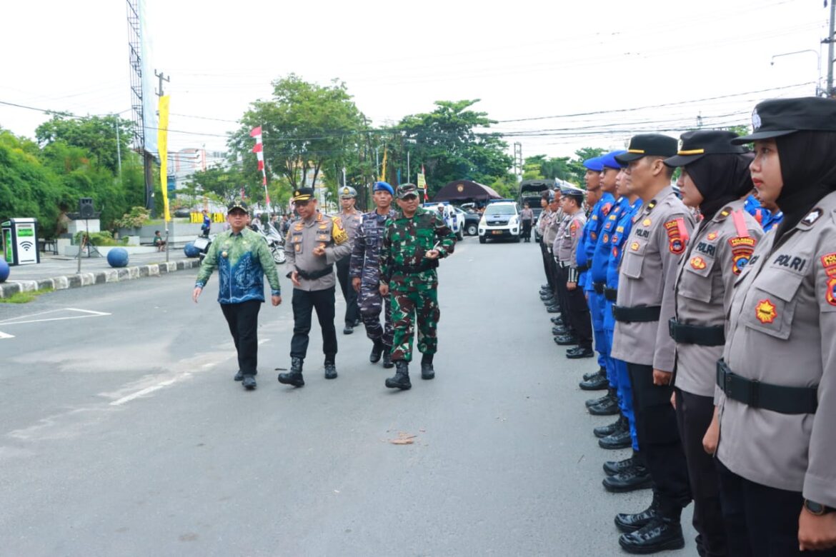APEL PASUKAN – Kapolresta Banjarmasin Kombes Pol Sabana Atmojo Martosumito saat mengecek Pasukan saat  Apel Siaga Operasi Kepolisian Terpusat, Lilin Intan tahun 2023 di depan Duta Mall, Kamis (21/12/2023) sore. (foto:ist)