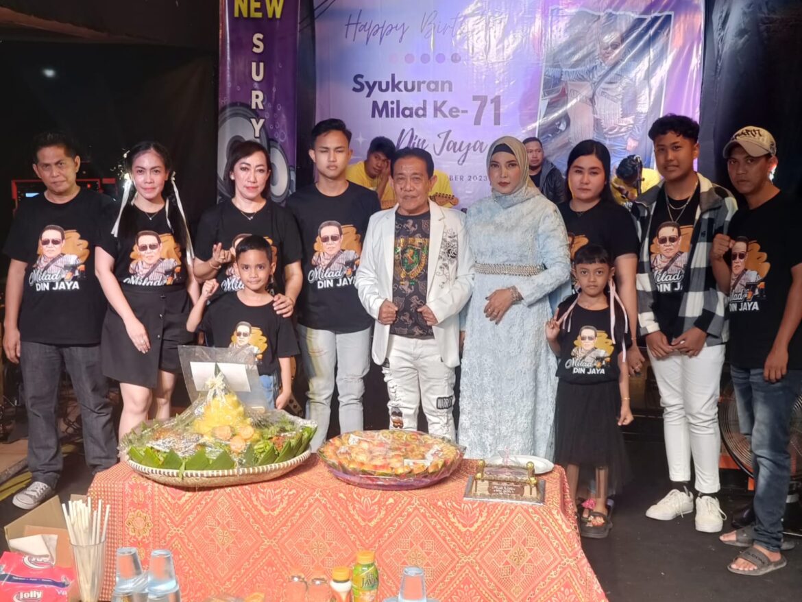 H Din Jaya didampingi istri tercinta anak-anak dan mantu serta cucu tercinta (foto mercy)