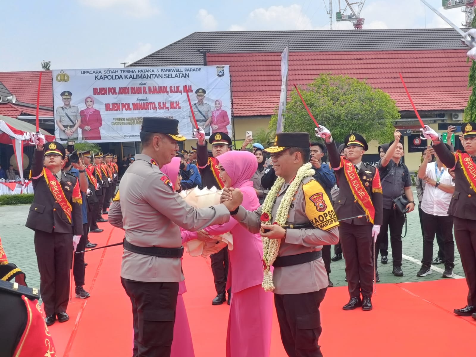 Kapolda Kalimantan Selatan (Kalsel) Irjen Pol Winarto SH MH dan Irjen Pol Andi Rian R Djajadi SIK MH