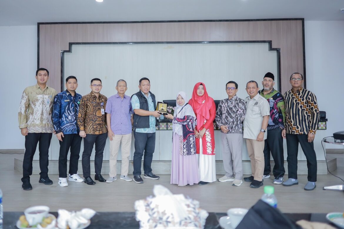 Rombongan Komisi II DPRD Provinsi Kalsel foto bersama DPMPTSP Kabupaten Tabalong usai melaksanakan pertemuan membahas realisasi investasi.(foto : humasdprdkalsel)