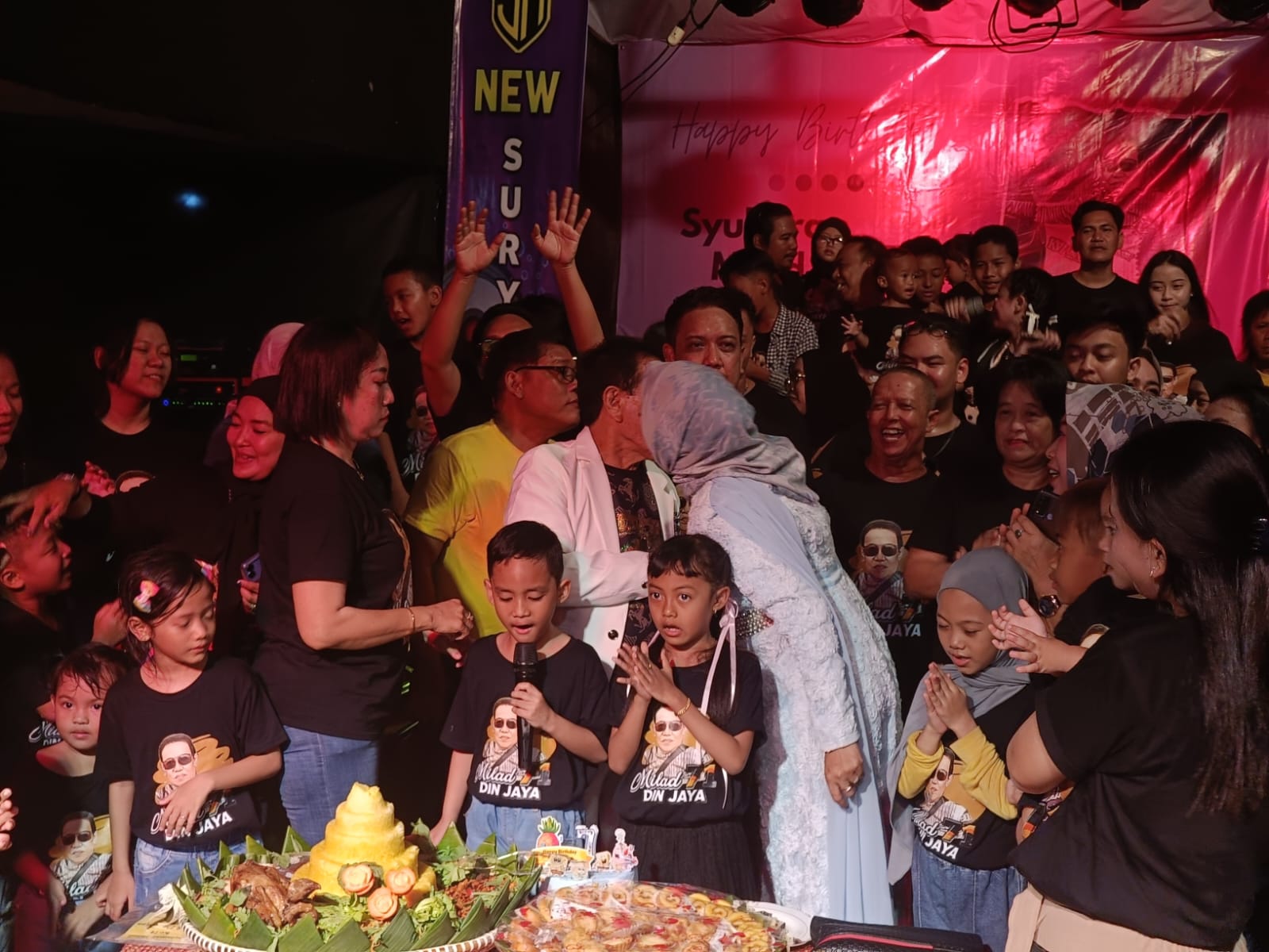 DIN Jaya menerima ciuman pipi dari istri tercinta (foto Mercy)