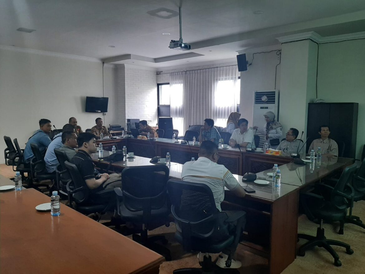 Sekretariat DPRD Provinsi Kalsel bersama Biro Pengadaan Barang dan Jasa Setdaprov Kalsel membahas penyediaan barang dan jasa di lingkup sekretariat dewan dengan sistem elektronik di tahun 2024.(foto : ist)
