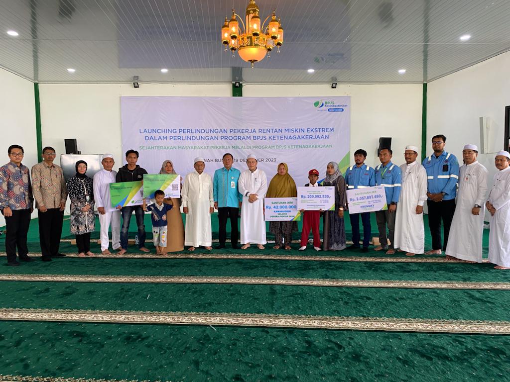 Kepala BPJS Ketenagakerjaan Kantor Cabang Batulicin Vina Dwina Yuskin saat menyerahkan secara simbolis santunan para penerima manfaat dari Program Jaminan Kecelakaan Kerja, Jaminan Kematian, Jaminan Hari Tua, dan Jaminan Pensiun kepada para tenaga kerja serta ahli waris, Selasa (19/12/2023). (foto : ist)