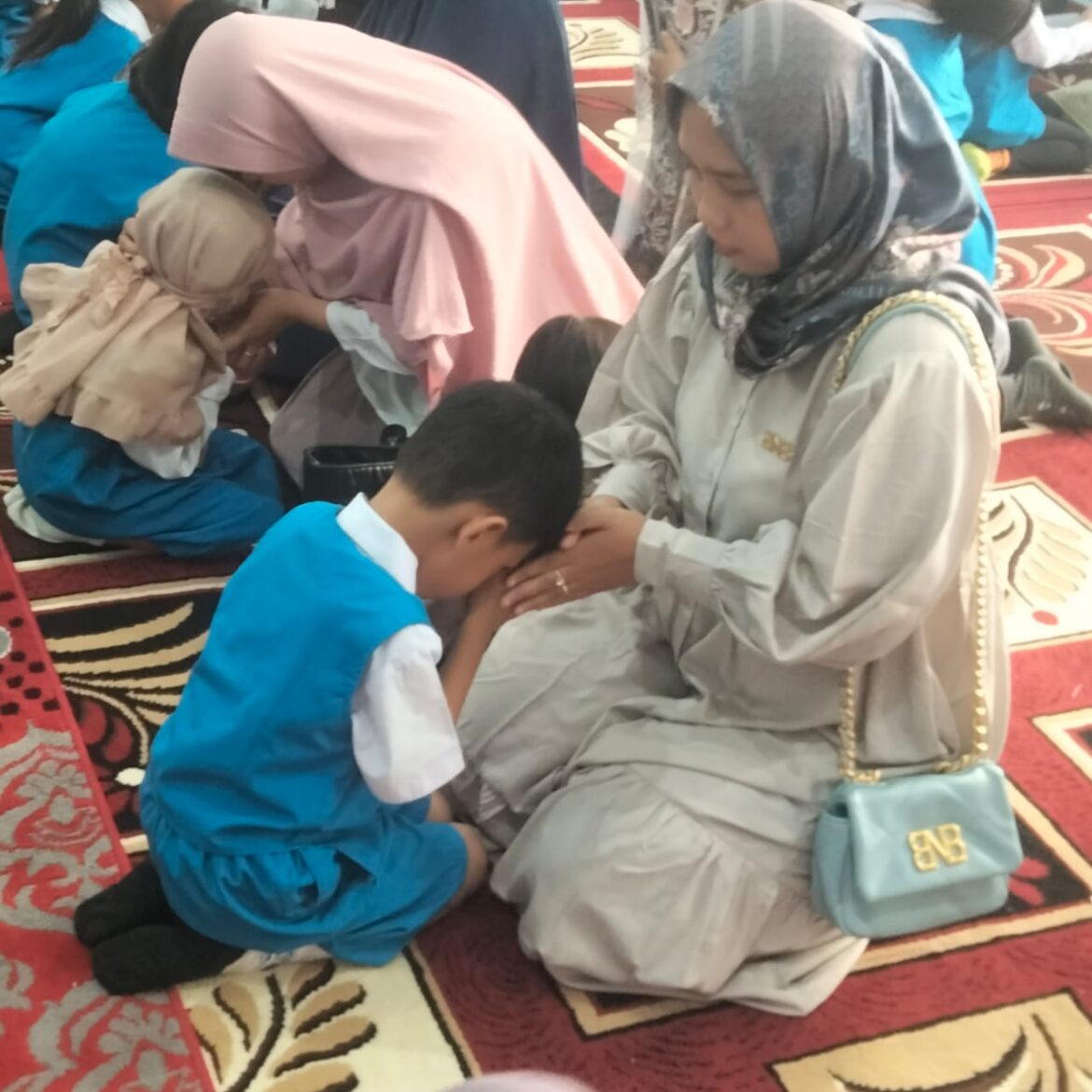 Nampak salah satu anak PAUD Terpadu Negeri Pembina Kecamatan Banjarmasin Timur sungkem dengan mama tercinta.