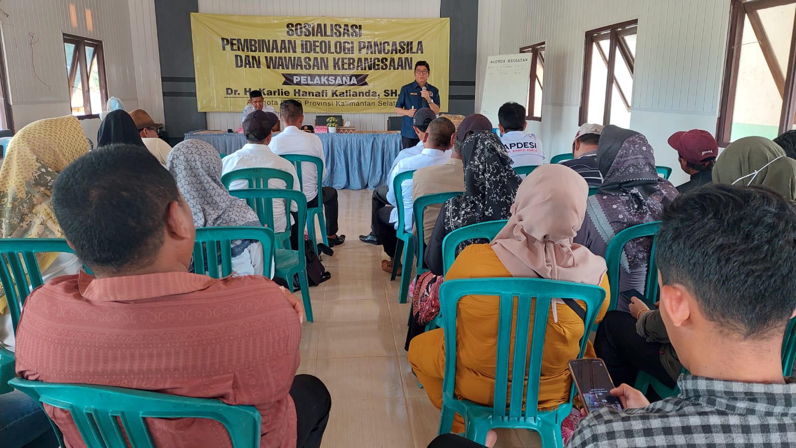 Anggota Komisi II DPRD Provinsi Kalsel Dr H Karlie Hanafi Kalianda, SH, MH saat menyampaikan materi Sosialisasi Pembinaan Ideologi dan Wawasan Kebangsaan di Kecamatan Mekarsari Kabupaten Batola.(foto : ist)