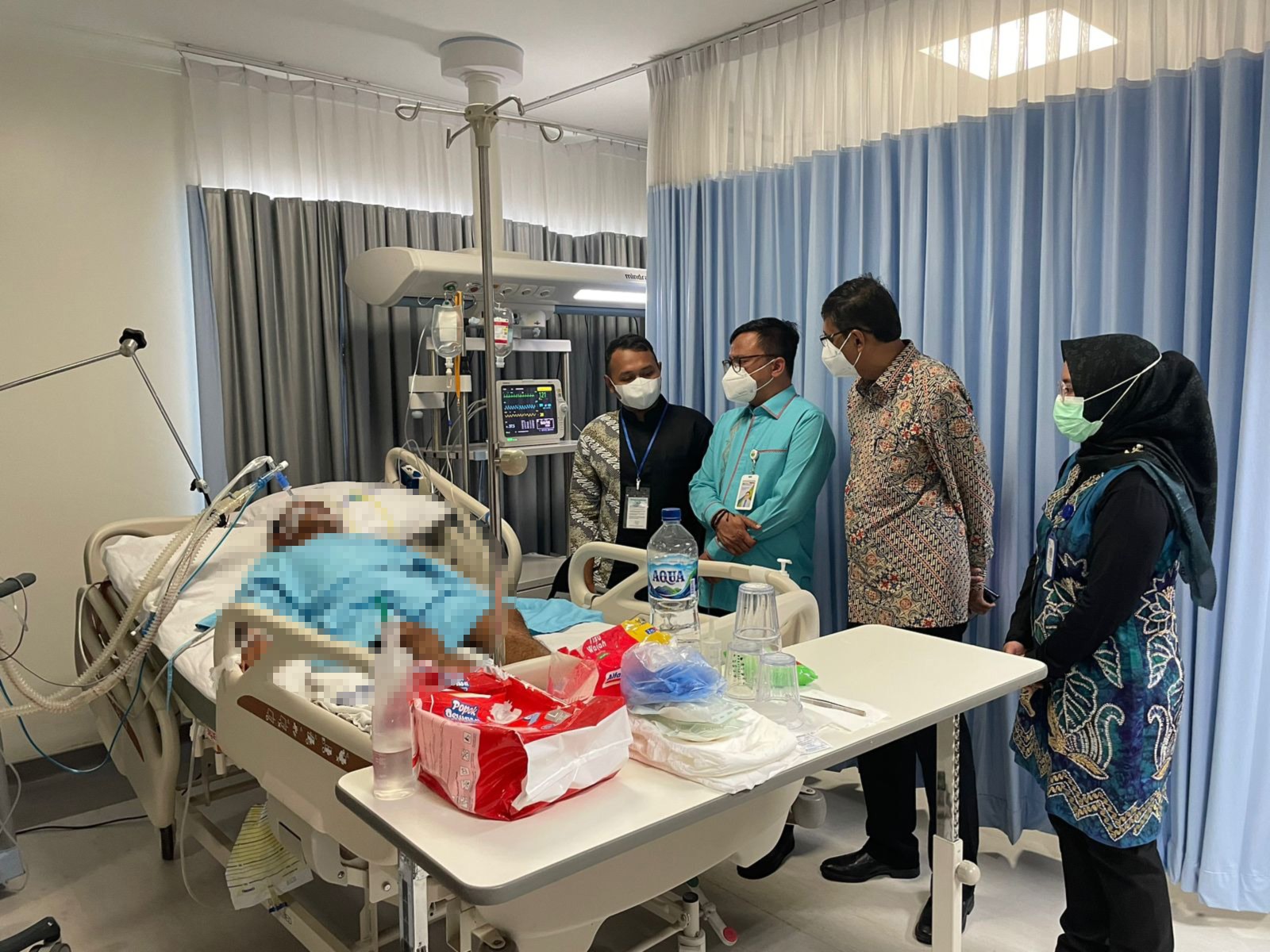 Salah satu peserta BPJamsostek bernama Sunar yang mengalami kecelakaan kerja hingga mendapat perawatan di rumah sakit yang dijenguk oleh Kepala Kantor Wilayah Kalimantan BPJS Ketenagakerjaan Erfan Kurniawan, Selasa (19/12/2023).(foto : ist)
