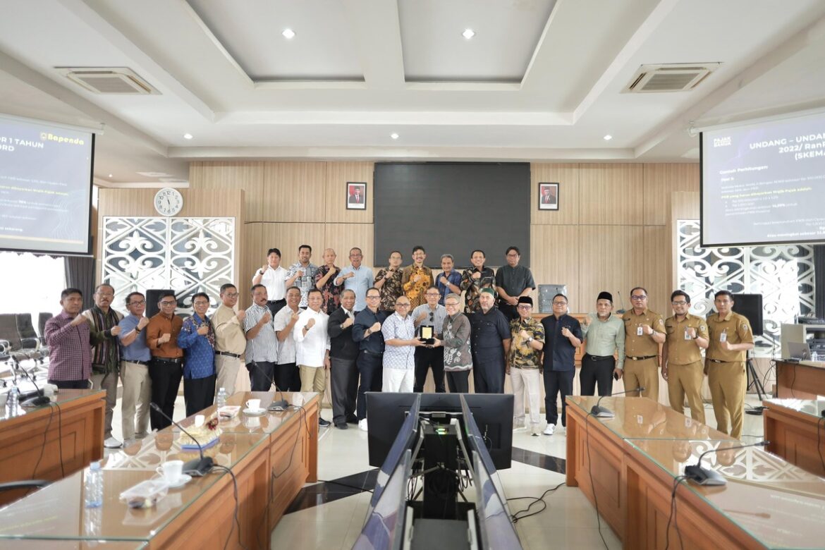 Rombongan gabungan Komisi III DPRD Provinsi NTB foto bersama Komisi II DPRD Provinsi Kalsel usai menggelar pertemuan menggali informasi terkait Perda Provinsi Kalsel tentang Pajak Daerah dan Retribusi Daerah.(foto : humasdprdkalsel)