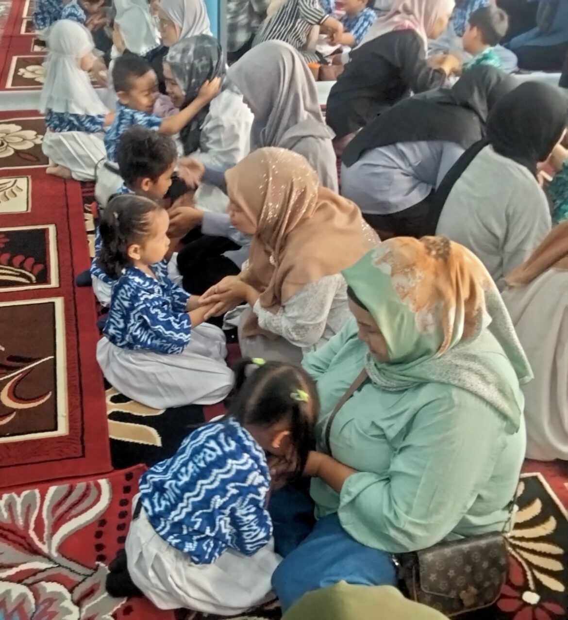 Beberapa anak PAUD Terpadu Negeri Pembina Bantim saat melakukam sungkeman.