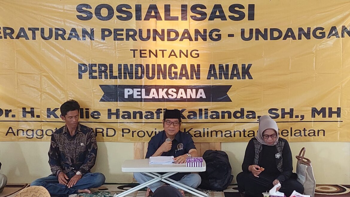 Anggota Komisi II DPRD Provinsi Kalsel Dr H Karlie Hanafi Kalianda, SH MH saat menyampaikan materi Sosialisasi Peraturan tentang Perlindungan Anak di Desa Pendalaman Baru, Kecamatan Barambai, Kabupaten Batola, Sabtu (2/12/2023).(foto : ist)