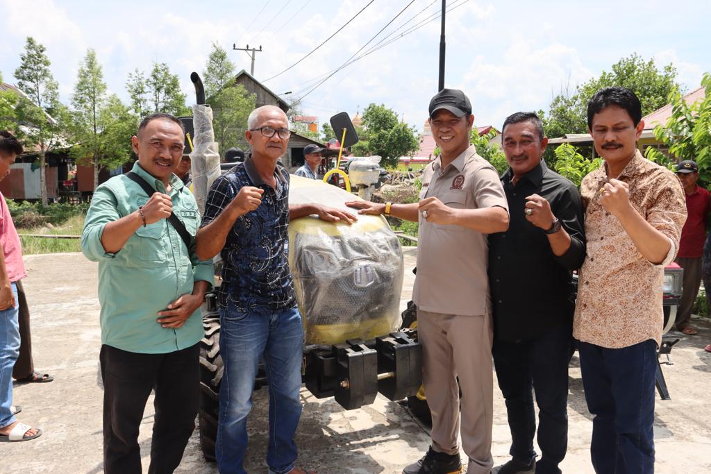 Wakil Ketua Komisi II DPRD Provinsi Kalsel Muhammad Yani Helmi secara simbolis menyerahkan bantuan alsintan kepada Gapoktan di Desa Pakatellu Kecamatan Kusan Tengah Kabupaten Tanbu.(foto : ist)
