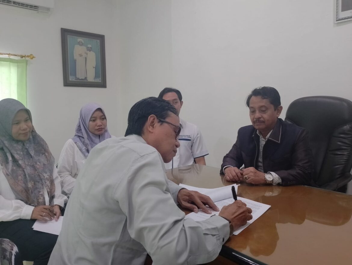 Anang Rosadi Adenansi saat menyerahkan surat kuasa kepada pengacara Dr H Fauzan Ramon SH MH untuk keperluan gugatan ke PTUN Banjarmasin, Senin (04/12/2023), di Jalan Pramuka Banjarmasin.