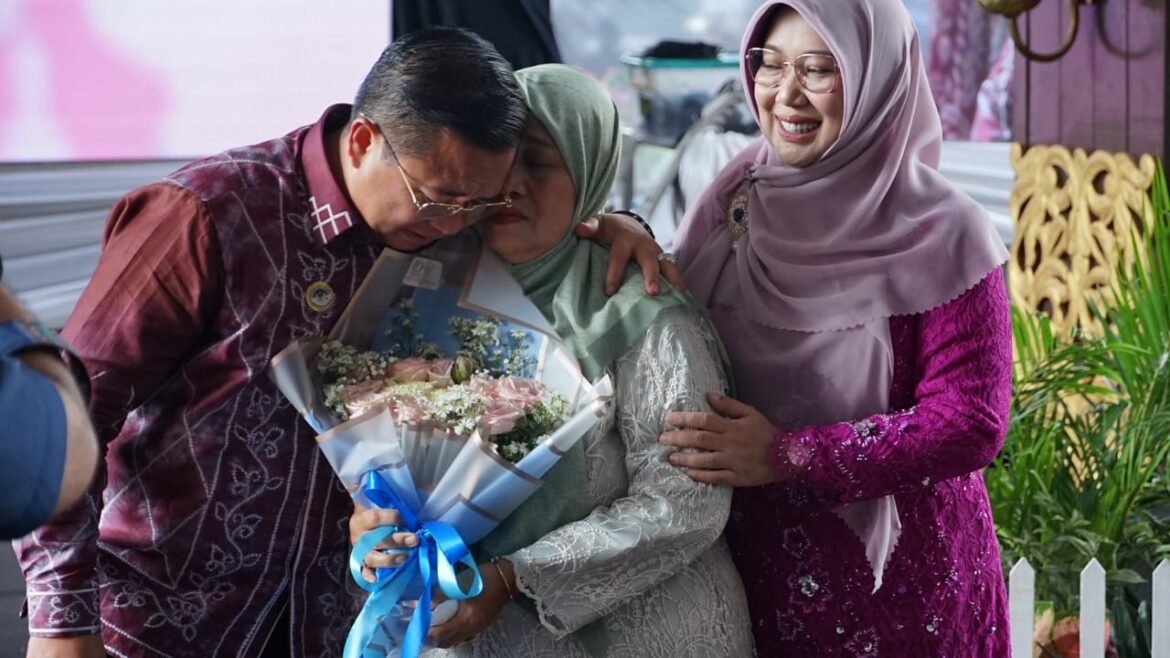 Isak tangis Wali Kota Banjarmasin diperlukan ibunda tercinta dalam peringatan Hari Ibu Ke-95 di Banjarmasin.