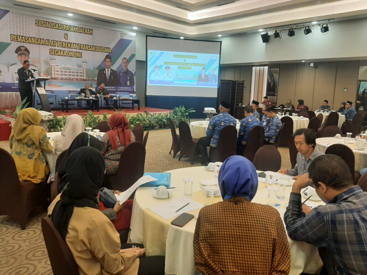 Para wajib pajak lintas sektor usaha di Banjarmasin menerima sosialisasi pajak daerah, Selasa (19/12/2023).