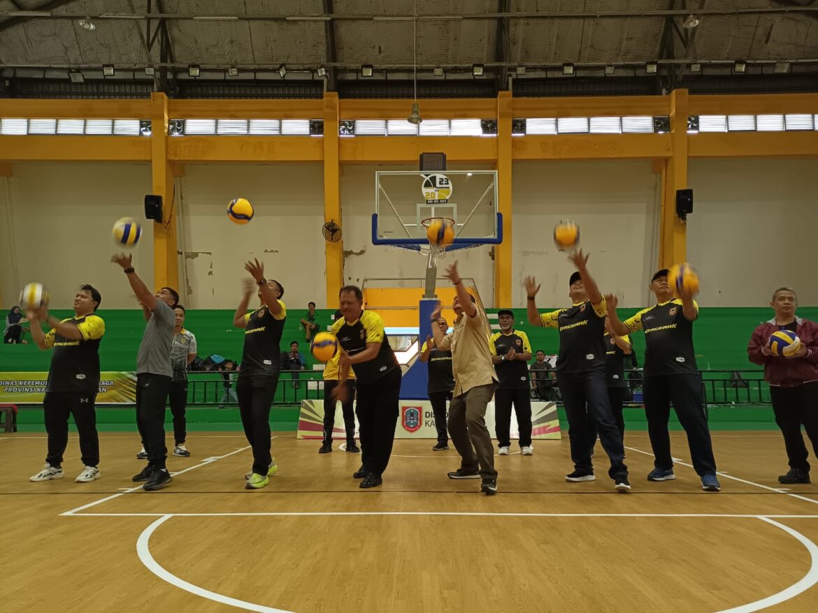 Servis bola secara bersama menandai dimulainya Festival Bola Voli Paman Birin Cup 2023 se Kalsel, Selasa (19/12) di GOR Hasanuddin HM Banjarmasin. (foto: Tolah/brt)