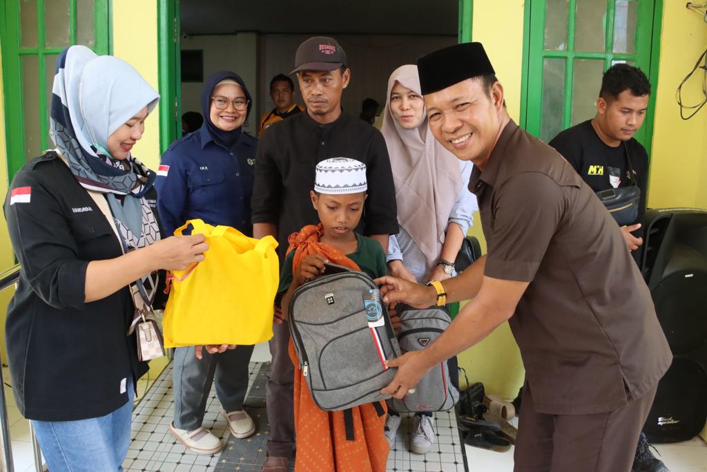 Wakil Ketua Komisi II DPRD Provinsi Kalsel Muhammad Yani Helmi saat menyerahkan bingkisan kepada anak yang mengikuti sunatan massal di Puskesmas Serongga Kecamatan Kelumpang Hilir Kabupaten Kotabaru.(foto : ist)