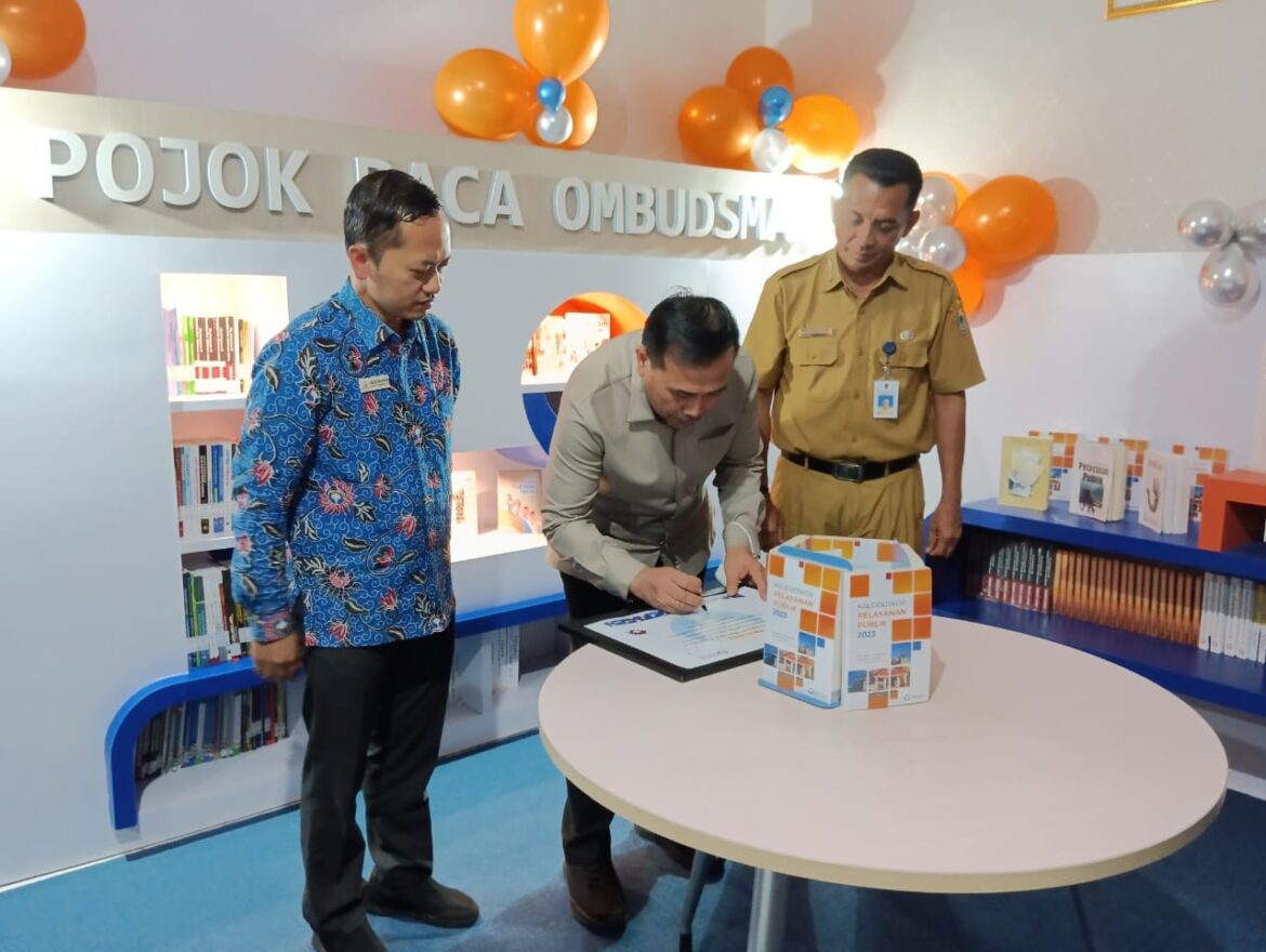 Ketua Ombudsman RI Mokhammad Najih meresmikan Pojok Baca Ombudsman (PBO) di Kota Banjarmasin didampingi  Ketua Ombudsman Kalsel Hadi Rahman, dan disaksikan Kabid Dinas Perpustakaan dan Kearsipan Kalsel Wildan Akhyar (foto:baritopost)