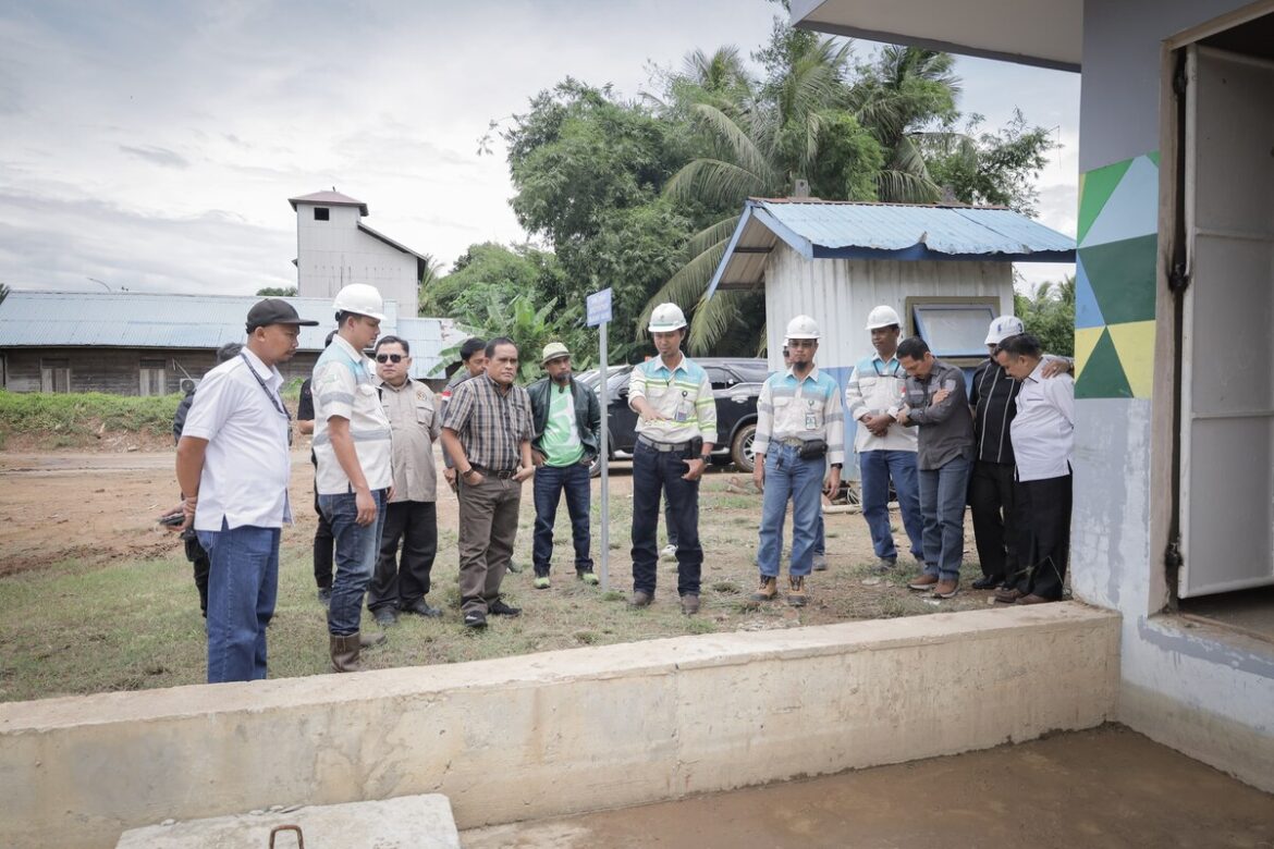 Rombongan Komisi III DPRD Provinsi Kalsel meninjau pembangunan penampungan air yang dibangun oleh PT Adaro.(foto : humasdprdkalsel)