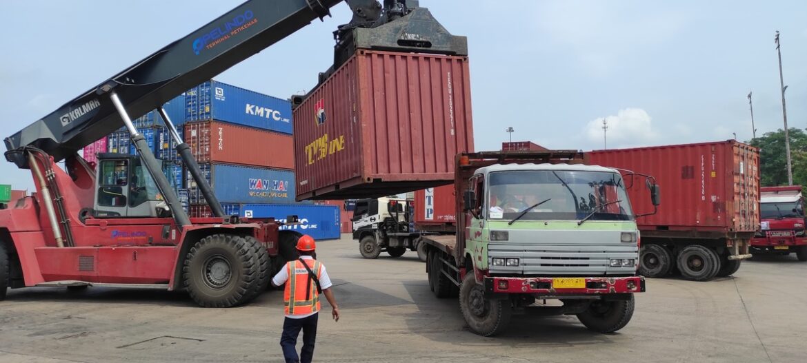 PENGAMANAN LOGISTIK – Pengiriman logistik Pemilu 2024 ke kabupaten-kota, diangkut menggunakan truk tronton di Gate Terminal Peti Kemas Banjarmasin (TPKB) di Jalan Barito Hilir Banjarmasin, Senin, (18/12/2023). (foto:ist)