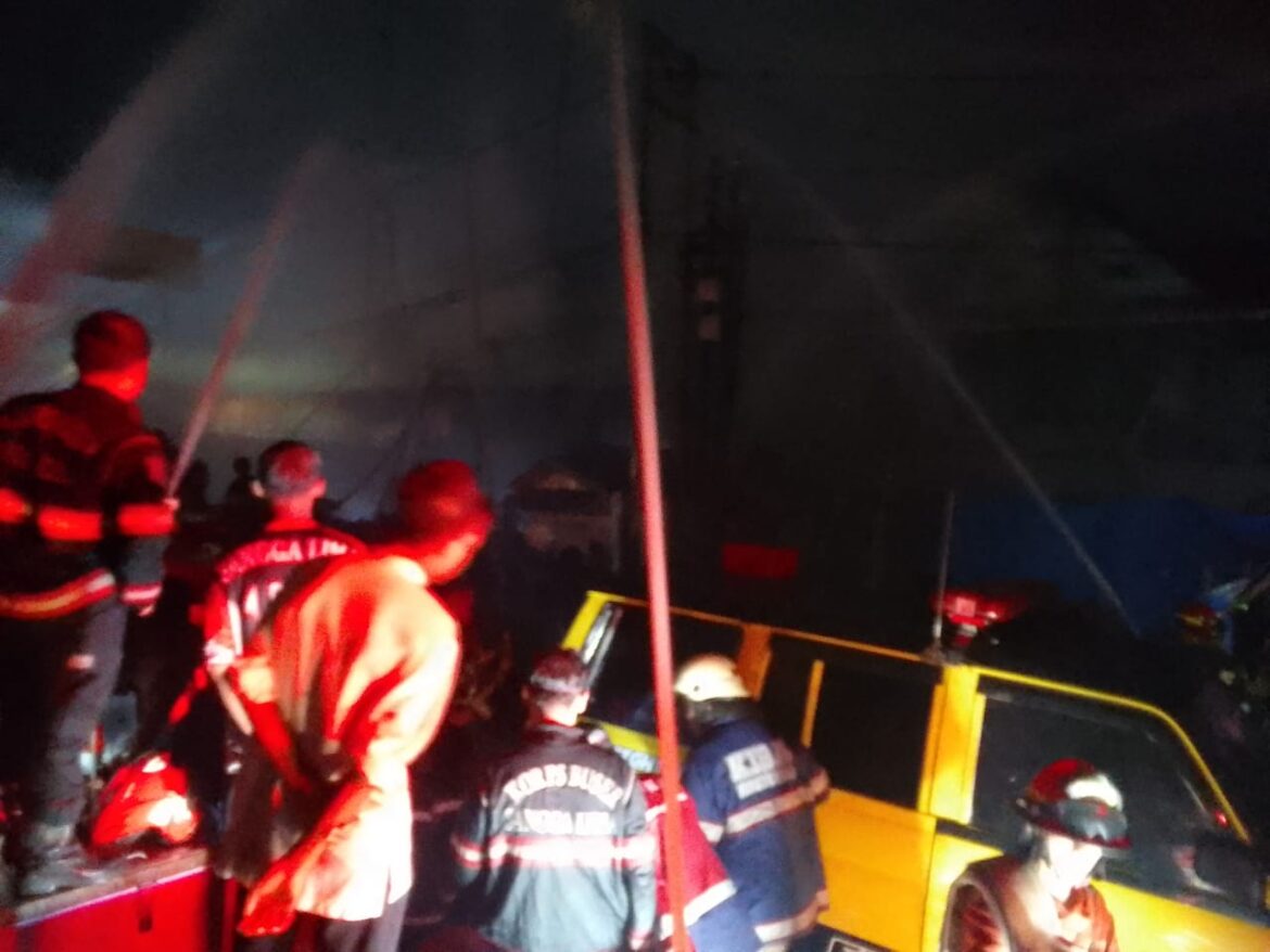PADAMKAN API - Puluhan relawan damkar saat memadamkan tiga toko sparepar mobil, variasi dan mesin di Jalan A Yani Km 1 Banjarmasin, Kamis (28/12/2023) malam. (foto:ist)