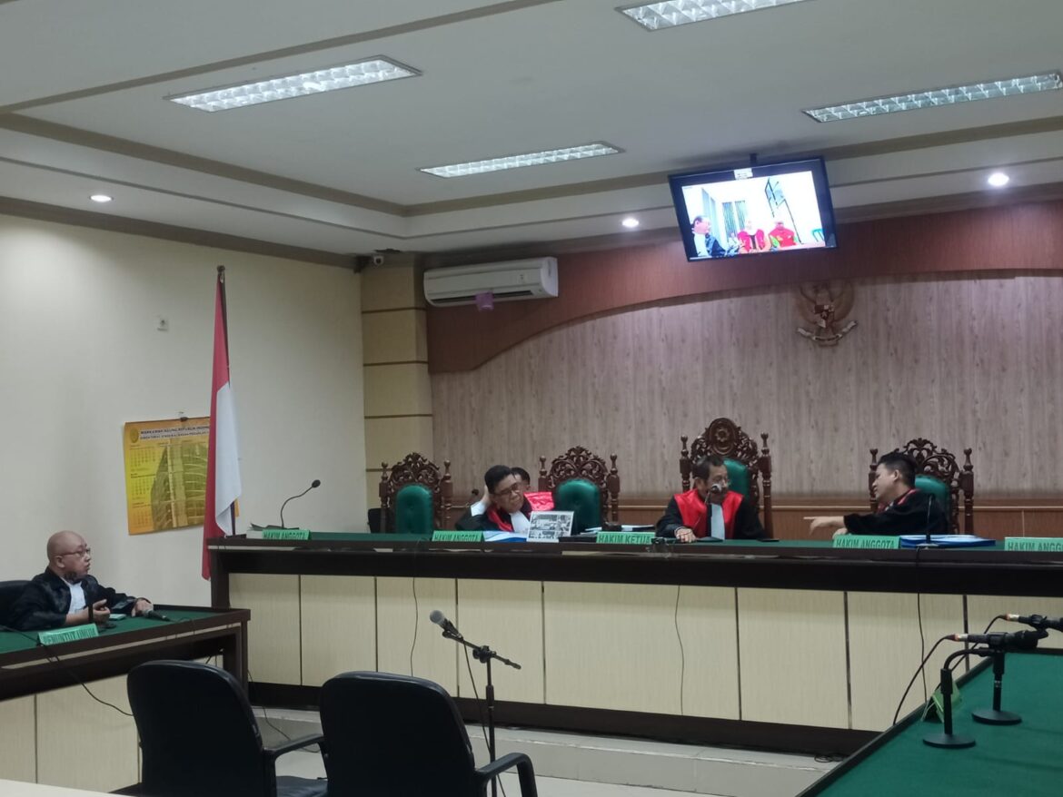 JPU Arditya Bima Yogha SH MH yang juga Kasi Pidsus Kejari Kotabaru saat membacakan tuntutan untuk kedua terdakwa DLH Kotabaru.