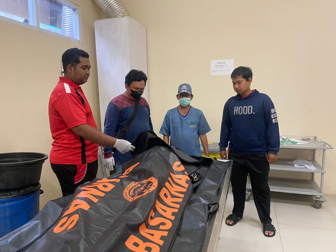 KORBAN TENGGELAM - Pihak Inafis dan anggota Satpomair serta relawan dan petugas kamar mayar RSUD Ulin saat membawa temuan korban tenggelam di Pasar Lima ke ruang Pemulasaraan guna divisum, Jumat (1/12/2023) pagi. (foto:ist)