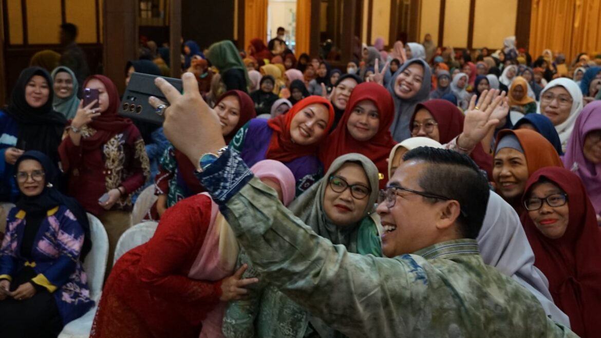 Wali Kota Banjarmasin Ibnu Sina berfose setelah 'Ngopi' bersama guru-guru di Banjarmasin.Wali Kota Banjarmasin Ibnu Sina berfose setelah 'Ngopi' bersama guru-guru di Banjarmasin.
