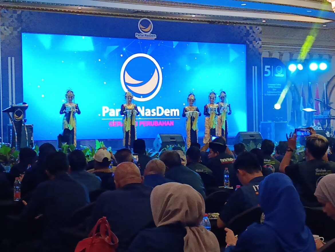 Tarian Baksa Kembang di Pembukaan Orientasi Caleg NasDem se-Kalsel di Kota Banjarbaru (foto:barito post)