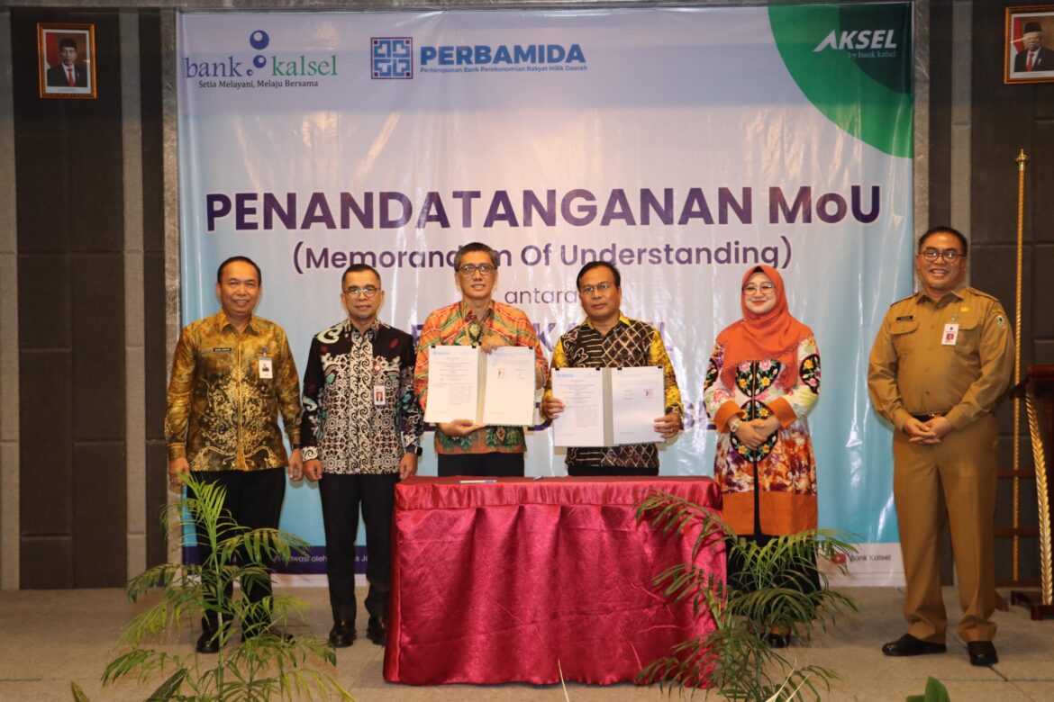Bank Kalsel bersama dengan Perbamida, lakukan kerjasama demi tingkatkan pelayanan ke masyarakat pedesaan (foto:humas bank kalsel)