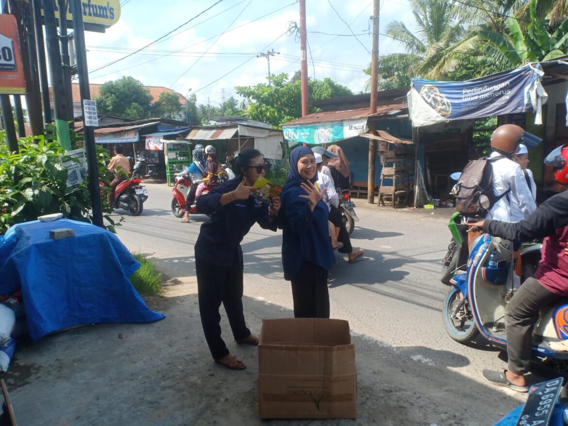 Caleg Partai NasDem Dapil Banjarmasin Selatan Membagikan Buku Karikatur Anies (foto:istimewa)