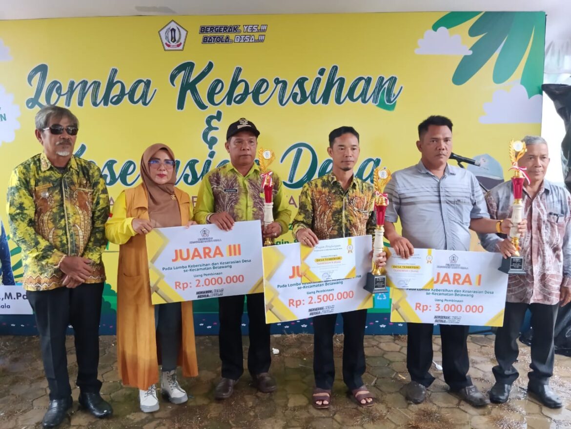Camat Belawang Hamdi bersama pemenang lomba kebersihan dan keserasian desa yakni Juara 1 Desa Bambangin, Juara 2 Desa Belawang, Juara 3 Desa Binaan Baru (foto:baritopost)