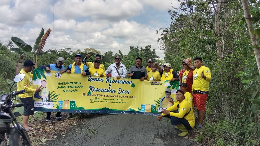 Camat Belawang Hamdi Bersama Peserta Lomba Kebersihan dan Keserasian Desa di Ruas Jalan Desa Parimata-Bambangin-Sukaramai, Kecamatan Belawang, Barito Kuala (Batola)