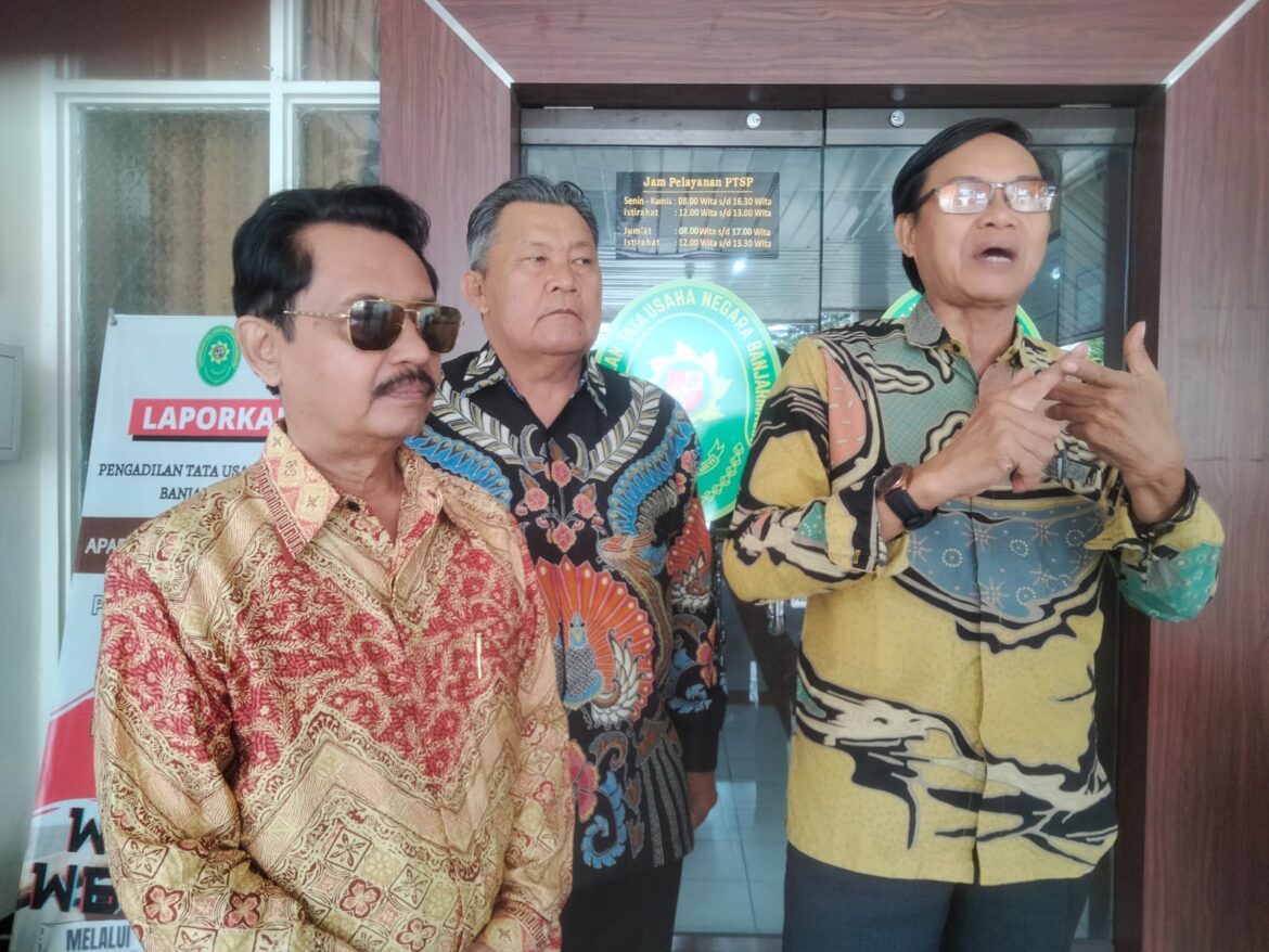 Politisi asal Kalsel, Anang Rosadi Adenansi didampingi pengacaranya,  Dr  Fauzan Ramon SH MH usai mengikuti proses sidang perdana di PTUN Banjarmasin. (foto ist/brt)